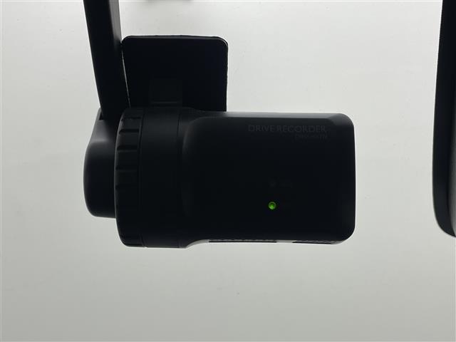 【ドライブレコーダー】映像・音声などの運転中の記録を残します。事故などを起こした起こされた時の証拠になりえますので、もしも時でも安心ですね。