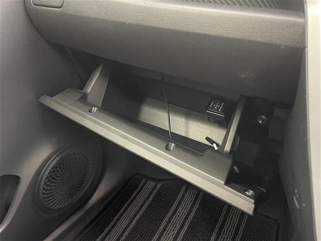 【グローブボックス】『グローブボックス』の画像になります。車検証ケースや日頃使う小物類の収納に便利ですね！