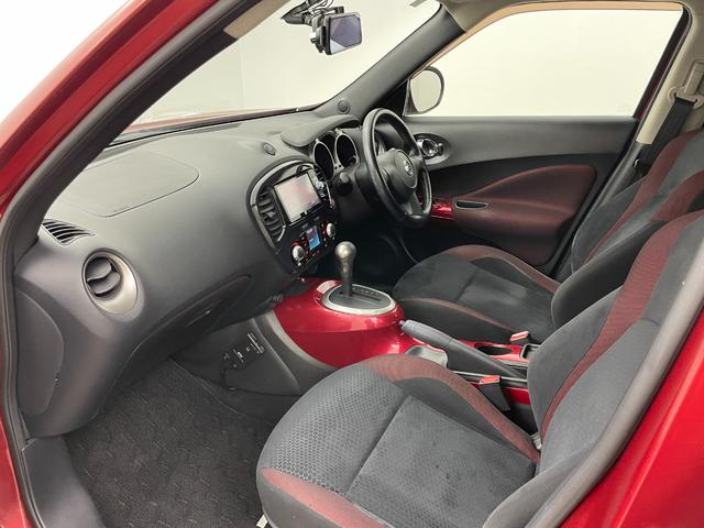 ジューク １５ＲＸ　７型ナビ　ＥＴＣ　バックカメラ　ドライブレコーダー　デジタルインナーミラー　Ｂｌｕｅｔｏｏｔｈ　ＨＩＤヘッドライト　スマートキー　ＣＤ／ＤＶＤ　ミュージックサーバー　フロアマット　純正アルミホイール（53枚目）