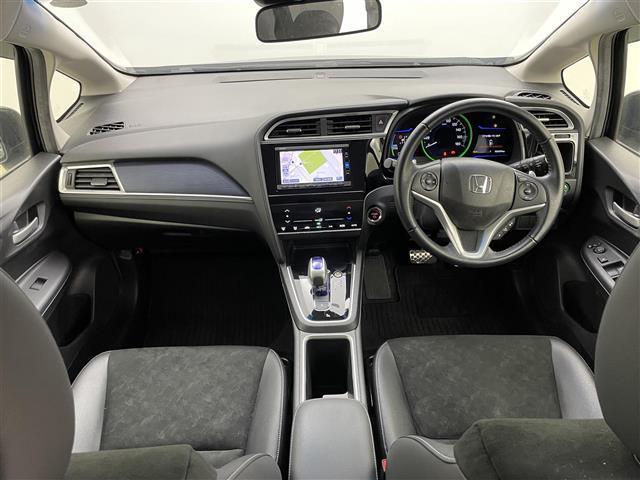 シャトル ハイブリッドＸ　純正ナビ　バックカメラ　衝突軽減ブレーキ　クルーズコントロール　ハーフレザーシート　前後ドライブレコーダー　ビルトインＥＴＣ　ＬＥＤヘッドライト　フォグライト　パドルシフト　スマートキー２本　マット（12枚目）