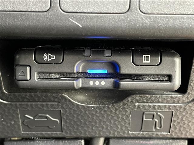 【ＥＴＣ】有料道路を利用する際に料金所で停止することなく通過できる、ＥＴＣ車載器（ノンストップ自動料金収受システム機器）が装備されています。セットアップを行うことで利用可能になります。