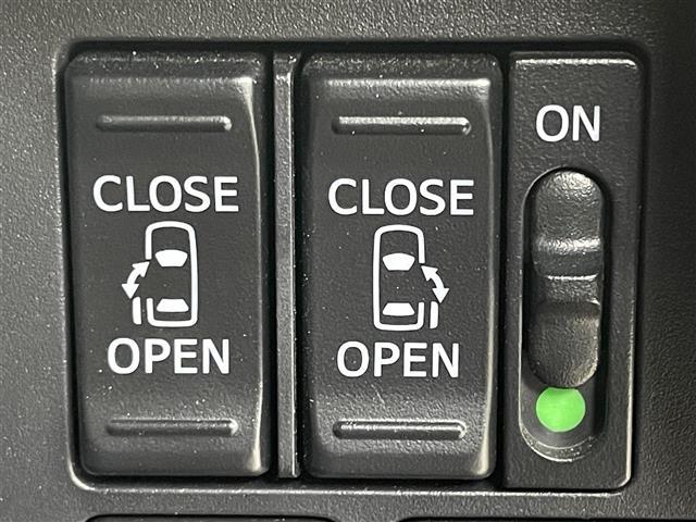 【両側パワースライドドア】小さなお子様でもボタン一つで楽々乗り降り出来ます♪駐車場で両手に荷物を抱えている時でもボタンを押せば自動で開いてくれますので、ご家族でのお買い物にもとっても便利な人気装備♪