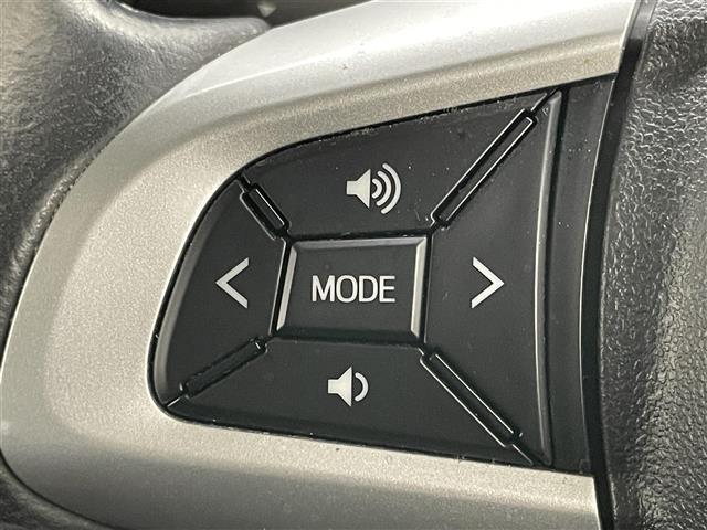 【ステアリングスイッチ】手元のボタンから、オーディオやナビなどの操作ができるので、よそ見をせずに安全に運転に集中できます！