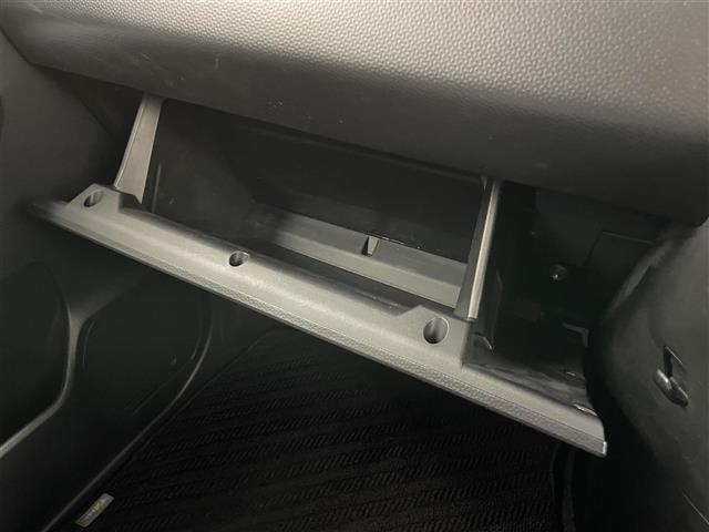 【グローブボックス】『グローブボックス』の画像になります。車検証ケースや日頃使う小物類の収納に便利ですね！