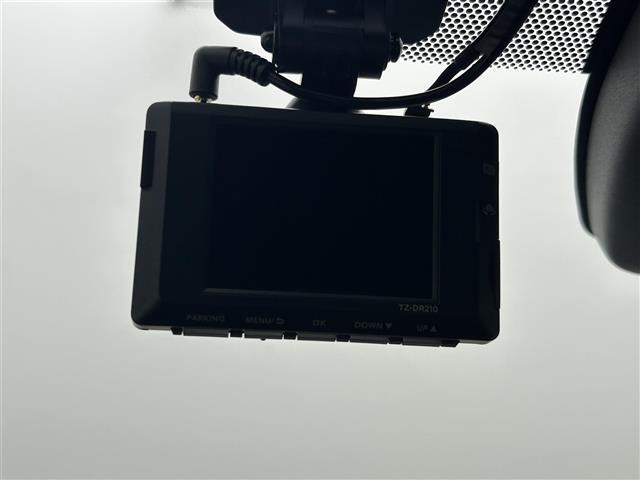 ヤリスクロス ハイブリッドＺ　純正８インチナビ　パノラミックビューモニター　シートヒーター　ステアリングヒーター　ドライブレコーダー　ビルトインＥＴＣ　ＬＥＤヘッドライト　オートハイビーム　ブラインドスポットモニター　スマートキー（4枚目）