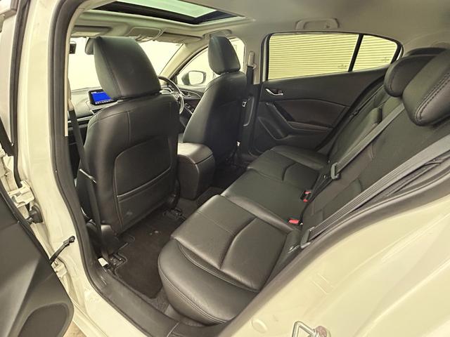 アクセラスポーツ ＸＤ　Ｌパッケージ　サンルーフ　ＢＯＳＥサウンド　純正ナビ　バックカメラ　レーダークルーズコントロール　衝突軽減ブレーキシステム　ＬＥＤヘッドライト　ビルトインＥＴＣ　シートヒーター　パドルシフト　ステアリングヒーター（54枚目）