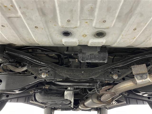 エルグランド ２５０ハイウェイスターアーバンクロム　社外ナビ　１０．２型フリップダウンモニター　両側電動スライドドア　ＨＩＤヘッドライト　バックカメラ　フルセグ　Ｂｌｕｅｔｏｏｔｈ　コーナーセンサー　スマートキー　ＣＤ／ＤＶＤ再生　純正アルミホイール（23枚目）