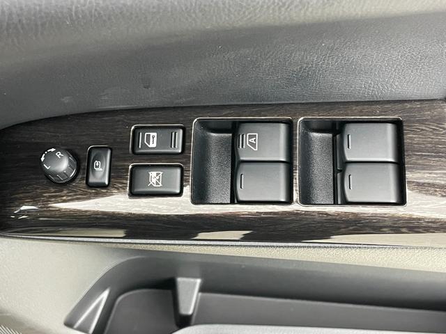 エルグランド ２５０ハイウェイスターアーバンクロム　社外ナビ　１０．２型フリップダウンモニター　両側電動スライドドア　ＨＩＤヘッドライト　バックカメラ　フルセグ　Ｂｌｕｅｔｏｏｔｈ　コーナーセンサー　スマートキー　ＣＤ／ＤＶＤ再生　純正アルミホイール（45枚目）