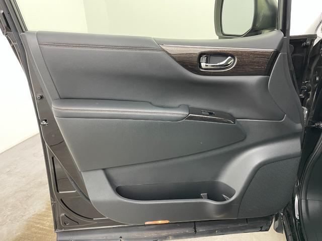 エルグランド ２５０ハイウェイスターアーバンクロム　社外ナビ　１０．２型フリップダウンモニター　両側電動スライドドア　ＨＩＤヘッドライト　バックカメラ　フルセグ　Ｂｌｕｅｔｏｏｔｈ　コーナーセンサー　スマートキー　ＣＤ／ＤＶＤ再生　純正アルミホイール（49枚目）