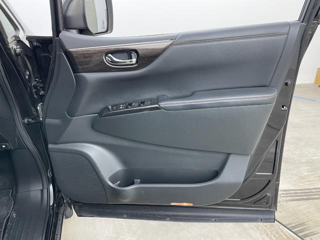 エルグランド ２５０ハイウェイスターアーバンクロム　社外ナビ　１０．２型フリップダウンモニター　両側電動スライドドア　ＨＩＤヘッドライト　バックカメラ　フルセグ　Ｂｌｕｅｔｏｏｔｈ　コーナーセンサー　スマートキー　ＣＤ／ＤＶＤ再生　純正アルミホイール（50枚目）