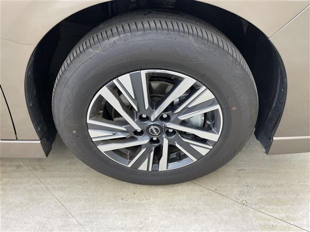 セレナ ｅ－パワー　ハイウェイスターＶ　プロパイロット　オートステップ　ワイヤレス充電　１２．３型ディスプレイオーディオ　両側電動スライドドア　全方位カメラ　レーダークルーズコントロール　コーナーセンサー　ＬＥＤ　純正バイザー　ＥＴＣ２．０（15枚目）