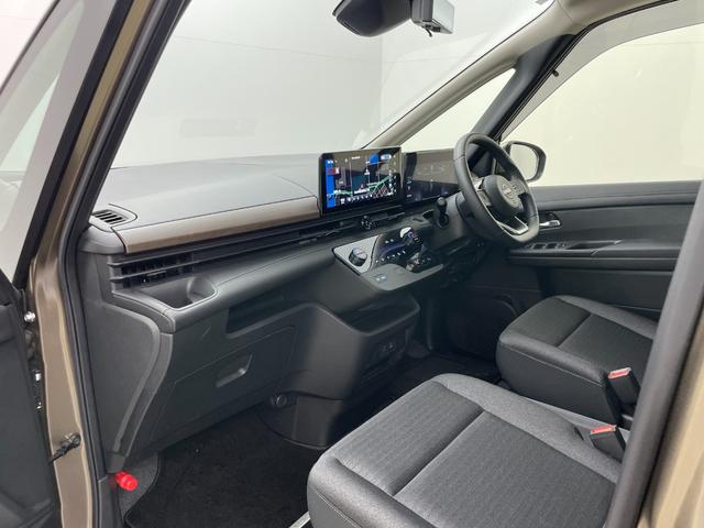 セレナ ｅ－パワー　ハイウェイスターＶ　プロパイロット　オートステップ　ワイヤレス充電　１２．３型ディスプレイオーディオ　両側電動スライドドア　全方位カメラ　レーダークルーズコントロール　コーナーセンサー　ＬＥＤ　純正バイザー　ＥＴＣ２．０（52枚目）