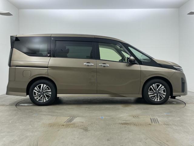 セレナ ｅ－パワー　ハイウェイスターＶ　プロパイロット　オートステップ　ワイヤレス充電　１２．３型ディスプレイオーディオ　両側電動スライドドア　全方位カメラ　レーダークルーズコントロール　コーナーセンサー　ＬＥＤ　純正バイザー　ＥＴＣ２．０（67枚目）