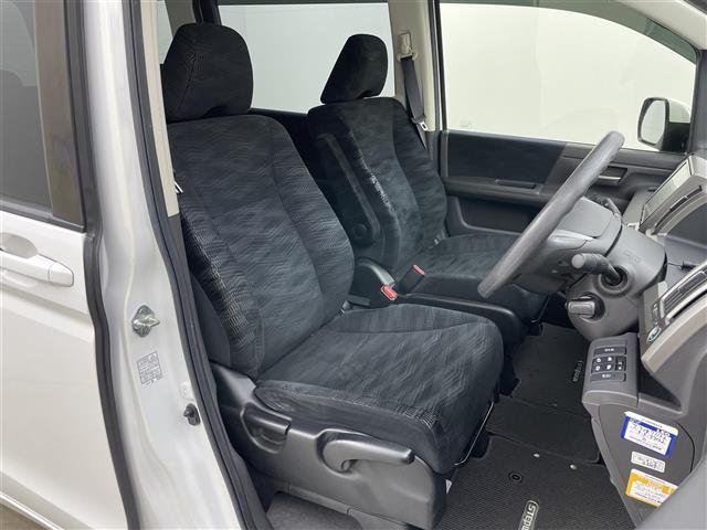 ステップワゴン Ｇ　Ｅセレクション　フリップダウンモニター　純正９インチナビ　バックカメラ　両側パワースライドドア　ビルトインＥＴＣ　ドライブレコーダー　フルセグＴＶ　ＣＤ　ＤＶＤ　アイドリングストップ　スマートキー　社外アルミホイール（8枚目）