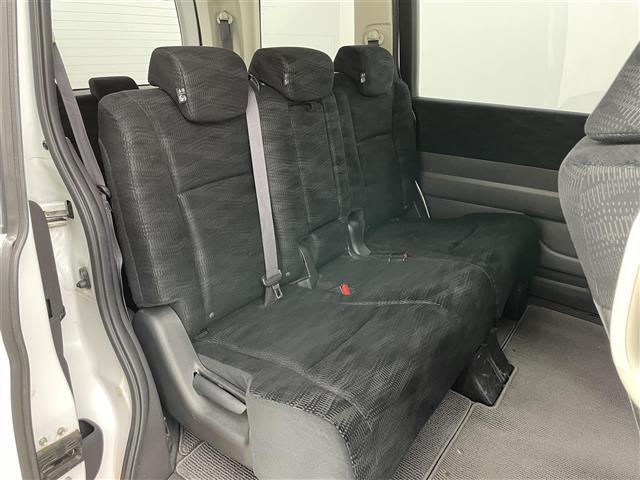 ステップワゴン Ｇ　Ｅセレクション　フリップダウンモニター　純正９インチナビ　バックカメラ　両側パワースライドドア　ビルトインＥＴＣ　ドライブレコーダー　フルセグＴＶ　ＣＤ　ＤＶＤ　アイドリングストップ　スマートキー　社外アルミホイール（9枚目）