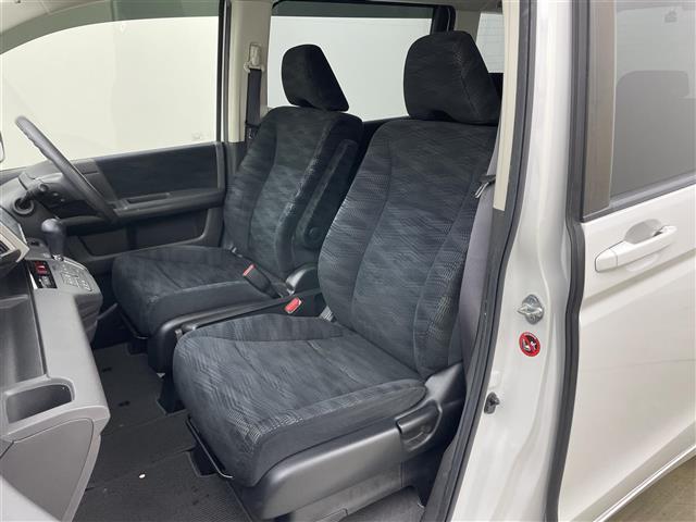 ステップワゴン Ｇ　Ｅセレクション　フリップダウンモニター　純正９インチナビ　バックカメラ　両側パワースライドドア　ビルトインＥＴＣ　ドライブレコーダー　フルセグＴＶ　ＣＤ　ＤＶＤ　アイドリングストップ　スマートキー　社外アルミホイール（11枚目）