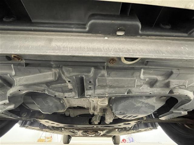 キューブ １５Ｘ　純正ナビ　バックカメラ　地デジＴＶ　スマートキー　プッシュスタート　ＤＶＤ再生　純正フロアマット　ＣＤ　エアコン　パワーウィンドウ　横滑り防止装置　ダブルエアバック　アイドリングストップ　ベンチシート（23枚目）