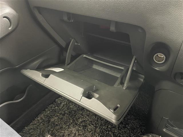 キューブ １５Ｘ　純正ナビ　バックカメラ　地デジＴＶ　スマートキー　プッシュスタート　ＤＶＤ再生　純正フロアマット　ＣＤ　エアコン　パワーウィンドウ　横滑り防止装置　ダブルエアバック　アイドリングストップ　ベンチシート（34枚目）