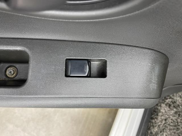 キューブ １５Ｘ　純正ナビ　バックカメラ　地デジＴＶ　スマートキー　プッシュスタート　ＤＶＤ再生　純正フロアマット　ＣＤ　エアコン　パワーウィンドウ　横滑り防止装置　ダブルエアバック　アイドリングストップ　ベンチシート（48枚目）