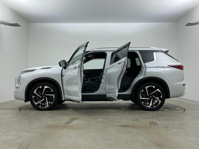 アウトランダーＰＨＥＶ Ｐ　サンルーフ　ＢＯＳＥサウンド　純正１０．２５インチナビ　全方位カメラ　ビルトインＥＴＣ２．０　ＬＥＤヘッドライト　追従型クルーズコントロール　シートヒーター　衝突軽減ブレーキ　ドライブレコーダー（70枚目）