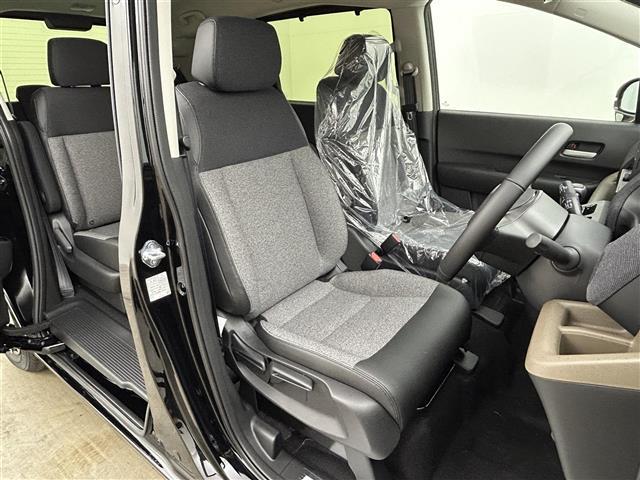 フリード ｅ：ＨＥＶエアー　ＥＸ　登録済み未使用車　純正９インチディスプレイオーディオ　ハーフレザー　シートヒーター　本革巻きステアリング　両側電動スライド　オートハイビーム　ＬＥＤヘッド　バックカメラ　コーナーセンサー　スペアキー（8枚目）