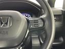 【レーダークルーズコントロール】自動で前の車との車間距離を一定に保ち、速度調整しながら走行します。高速道路のドライブで役立つ装備です。