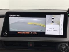 【アラウンドビューモニター】まるでクルマを真上から見下ろしたかのような視点で駐車をサポートします！クルマの斜め後ろや真横など、前後左右の４つのカメラの映像が合成されて、モニターに映し出されます。 4