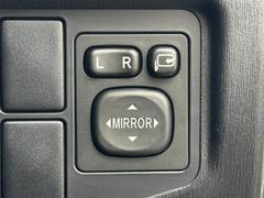 【電動格納ミラー】運転席のスイッチで、ドアミラーの開閉や角度の調整ができます。 7
