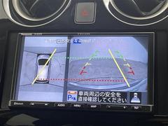 【アラウンドビューモニター】まるでクルマを真上から見下ろしたかのような視点で駐車をサポートします！クルマの斜め後ろや真横など、前後左右の４つのカメラの映像が合成されて、モニターに映し出されます。 5