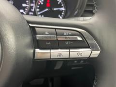 【レーダークルーズコントロール】自動で前の車との車間距離を一定に保ち、速度調整しながら走行します。高速道路のドライブで役立つ装備です。 6