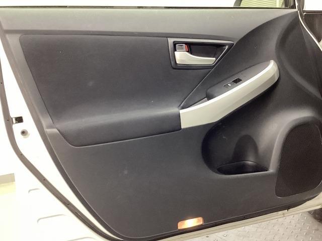 プリウス S ETC バックカメラ ナビ TV アルミホイール HID CVT スマートキー 電動格納ミラー 盗難防止システム CD Bluetooth 衝突安全ボディ ABS ESC エアコン パワーステアリング(61枚目)