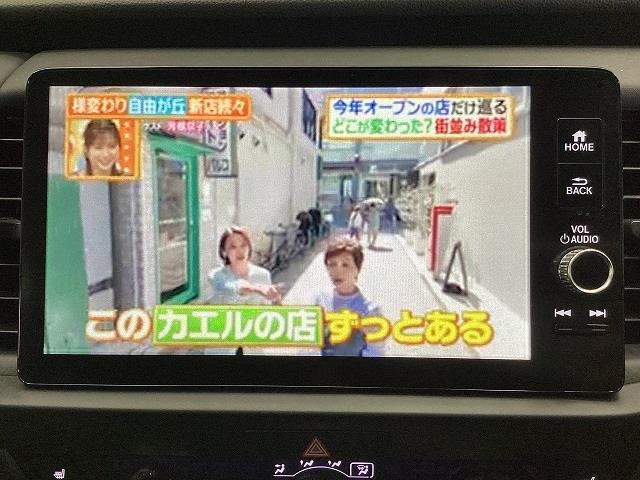 フィット ｅ：ＨＥＶホーム　２０周年特別仕様車　カーサ　ドライブレコーダー　バックカメラ　ナビ　ＴＶ　クリアランスソナー　オートクルーズコントロール　レーンアシスト　衝突被害軽減システム　アルミホイール　オートライト　ＬＥＤヘッドランプ　スマートキー（5枚目）