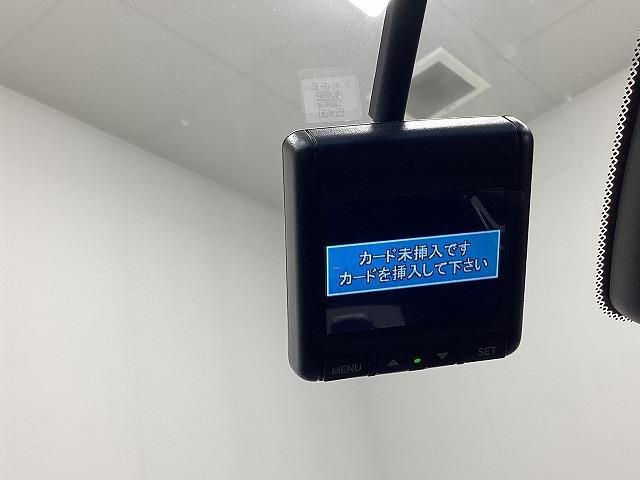 フィット ｅ：ＨＥＶホーム　２０周年特別仕様車　カーサ　ドライブレコーダー　バックカメラ　ナビ　ＴＶ　クリアランスソナー　オートクルーズコントロール　レーンアシスト　衝突被害軽減システム　アルミホイール　オートライト　ＬＥＤヘッドランプ　スマートキー（8枚目）