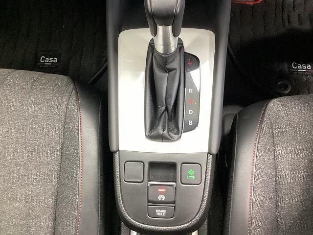 フィット ｅ：ＨＥＶホーム　２０周年特別仕様車　カーサ　ドライブレコーダー　バックカメラ　ナビ　ＴＶ　クリアランスソナー　オートクルーズコントロール　レーンアシスト　衝突被害軽減システム　アルミホイール　オートライト　ＬＥＤヘッドランプ　スマートキー（10枚目）