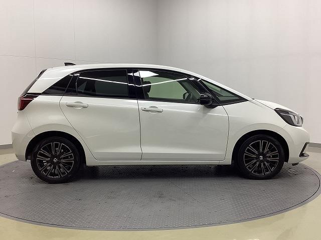 フィット ｅ：ＨＥＶホーム　２０周年特別仕様車　カーサ　ドライブレコーダー　バックカメラ　ナビ　ＴＶ　クリアランスソナー　オートクルーズコントロール　レーンアシスト　衝突被害軽減システム　アルミホイール　オートライト　ＬＥＤヘッドランプ　スマートキー（15枚目）