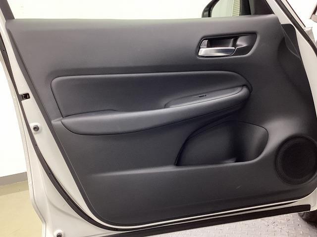 フィット ｅ：ＨＥＶホーム　２０周年特別仕様車　カーサ　ドライブレコーダー　バックカメラ　ナビ　ＴＶ　クリアランスソナー　オートクルーズコントロール　レーンアシスト　衝突被害軽減システム　アルミホイール　オートライト　ＬＥＤヘッドランプ　スマートキー（70枚目）