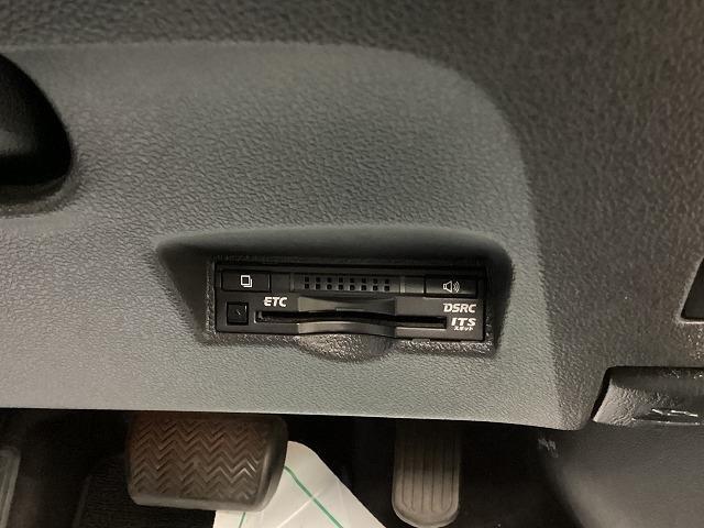 プリウス Ａ　ドライブレコーダー　ＥＴＣ　クリアランスソナー　レーンアシスト　オートクルーズコントロール　パークアシスト　衝突被害軽減システム　バックカメラ　ナビ　ＴＶ　アルミホイール　オートマチックハイビーム（9枚目）