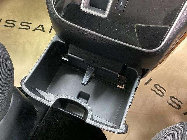 セレナ ハイウェイスターＶ　エマージェンシーブレーキ　両側パワースライドドア　純正ナビ　ＴＶ　バックモニター（41枚目）