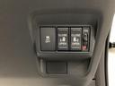 両側電動スライドドア装備!運転席よりボタン一つで開閉可能でございます。