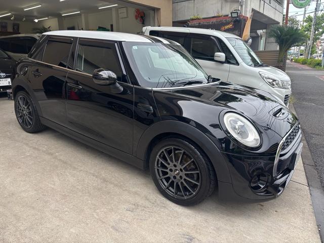 ＭＩＮＩ クーパーＳ　ドラレコ　クルコン付き　Ｂモニター　Ｂｌｕｅｔｏｏｔｈ対応　ＡＡＣ　ＡＵＸ接続　ＥＴＣ車載器　パワーウィンドウ　パワーステアリング　ナビ　エアバッグ　ＡＢＳ　カーテンエアバッグ　セキュリティ（4枚目）