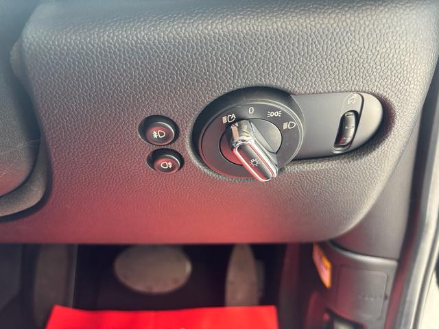 ＭＩＮＩ クーパーＳ　ドラレコ　クルコン付き　Ｂモニター　Ｂｌｕｅｔｏｏｔｈ対応　ＡＡＣ　ＡＵＸ接続　ＥＴＣ車載器　パワーウィンドウ　パワーステアリング　ナビ　エアバッグ　ＡＢＳ　カーテンエアバッグ　セキュリティ（29枚目）