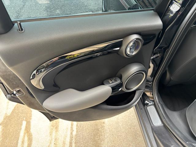 ＭＩＮＩ クーパーＳ　ドラレコ　クルコン付き　Ｂモニター　Ｂｌｕｅｔｏｏｔｈ対応　ＡＡＣ　ＡＵＸ接続　ＥＴＣ車載器　パワーウィンドウ　パワーステアリング　ナビ　エアバッグ　ＡＢＳ　カーテンエアバッグ　セキュリティ（41枚目）