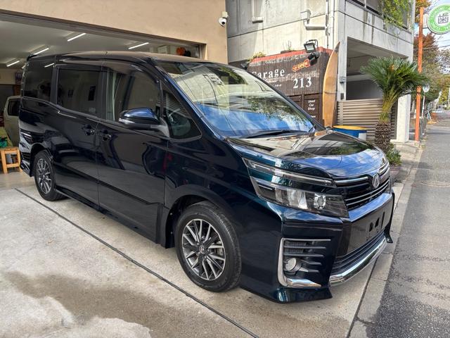 ヴォクシー ＺＳ　両電動スライドドア　電動格納ドアミラー　盗難防止システム　衝突安全ボディ　ダブルエアバッグ　ＬＥＤヘッドライト　キーレスエントリー　３列シート　リアオートエアコン　横滑り防止　ＰＷ　フルフラット（4枚目）