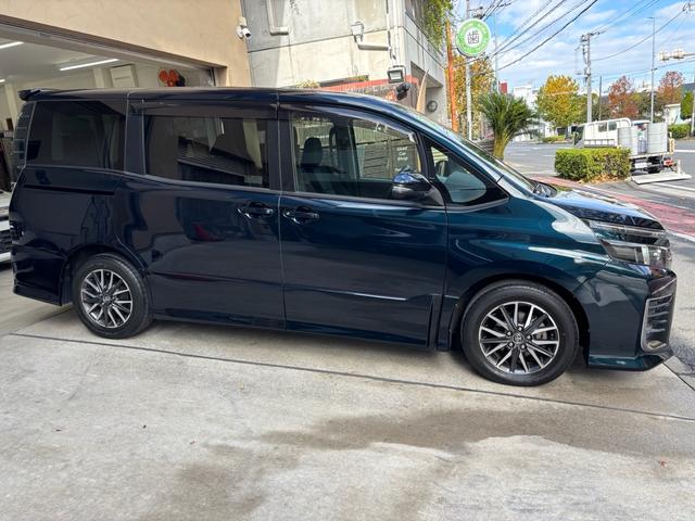 ヴォクシー ＺＳ　両電動スライドドア　電動格納ドアミラー　盗難防止システム　衝突安全ボディ　ダブルエアバッグ　ＬＥＤヘッドライト　キーレスエントリー　３列シート　リアオートエアコン　横滑り防止　ＰＷ　フルフラット（5枚目）