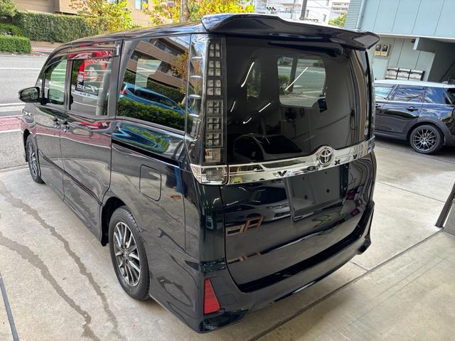 ヴォクシー ＺＳ　両電動スライドドア　電動格納ドアミラー　盗難防止システム　衝突安全ボディ　ダブルエアバッグ　ＬＥＤヘッドライト　キーレスエントリー　３列シート　リアオートエアコン　横滑り防止　ＰＷ　フルフラット（11枚目）