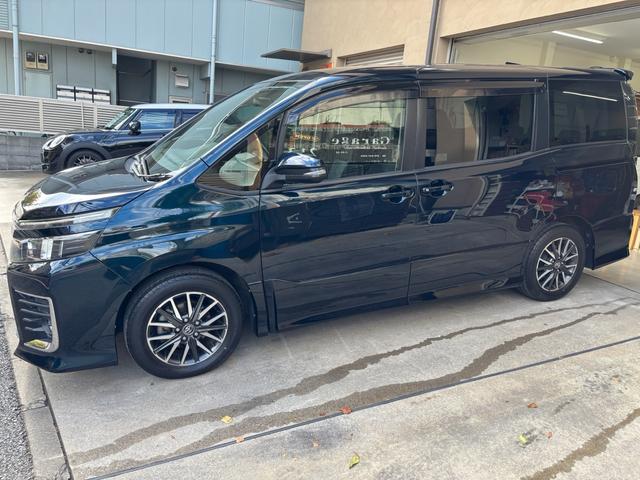 ヴォクシー ＺＳ　両電動スライドドア　電動格納ドアミラー　盗難防止システム　衝突安全ボディ　ダブルエアバッグ　ＬＥＤヘッドライト　キーレスエントリー　３列シート　リアオートエアコン　横滑り防止　ＰＷ　フルフラット（13枚目）