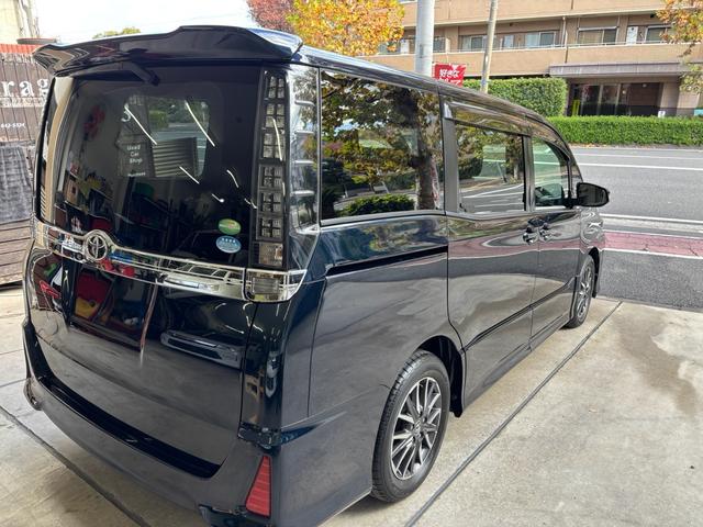 ヴォクシー ＺＳ　両電動スライドドア　電動格納ドアミラー　盗難防止システム　衝突安全ボディ　ダブルエアバッグ　ＬＥＤヘッドライト　キーレスエントリー　３列シート　リアオートエアコン　横滑り防止　ＰＷ　フルフラット（15枚目）