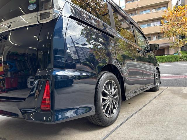 ヴォクシー ＺＳ　両電動スライドドア　電動格納ドアミラー　盗難防止システム　衝突安全ボディ　ダブルエアバッグ　ＬＥＤヘッドライト　キーレスエントリー　３列シート　リアオートエアコン　横滑り防止　ＰＷ　フルフラット（16枚目）