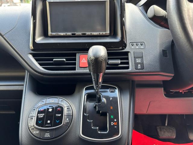 ヴォクシー ＺＳ　両電動スライドドア　電動格納ドアミラー　盗難防止システム　衝突安全ボディ　ダブルエアバッグ　ＬＥＤヘッドライト　キーレスエントリー　３列シート　リアオートエアコン　横滑り防止　ＰＷ　フルフラット（21枚目）