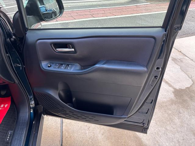 ヴォクシー ＺＳ　両電動スライドドア　電動格納ドアミラー　盗難防止システム　衝突安全ボディ　ダブルエアバッグ　ＬＥＤヘッドライト　キーレスエントリー　３列シート　リアオートエアコン　横滑り防止　ＰＷ　フルフラット（23枚目）